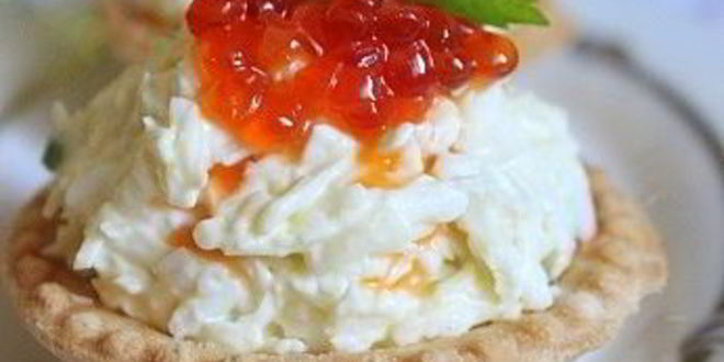 Рецепт новогодних тарталеток с салатом и красной икрой