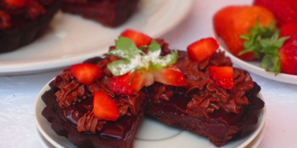 Как приготовить шоколадные тарталетки с клубникой