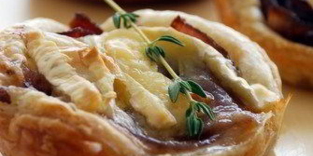 Как приготовить тарталетки с красным луком и сыром