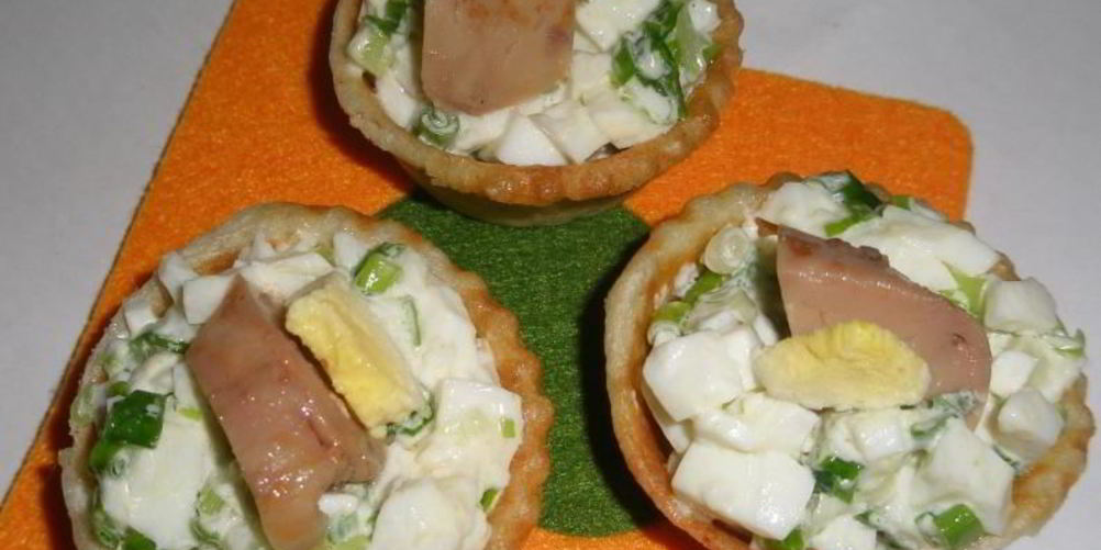Как приготовить тарталетки с печенью трески и яйцом, зеленым луком и укропом