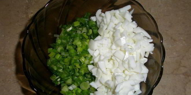 Рецепт тарталеток с печенью трески и яйцом, зеленым луком и укропом