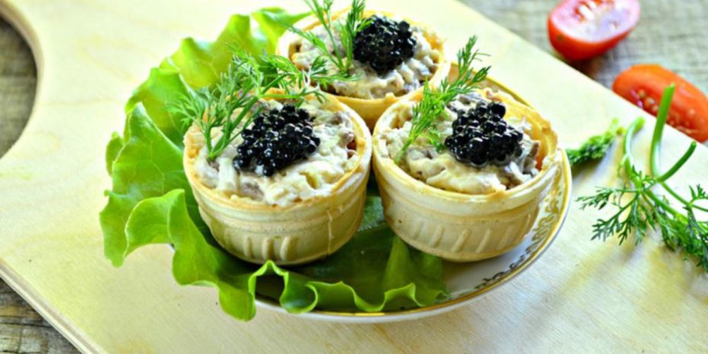 Как приготовить тарталетки с пикантным салатом и черной икрой