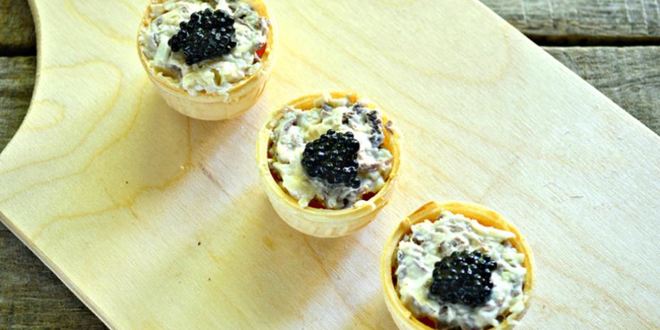 Рецепт тарталеток с пикантным салатом и черной икрой