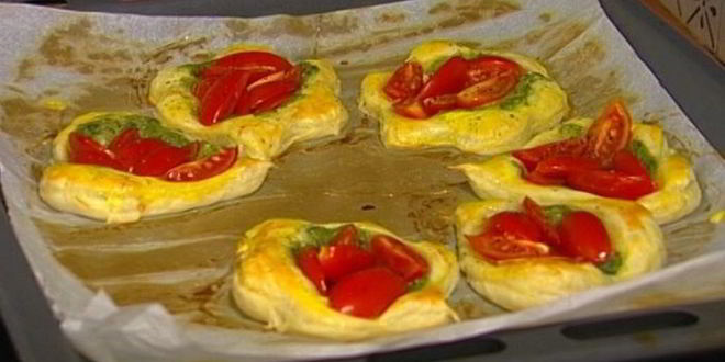 Рецепт тарталеток с помидорами и соусом песто