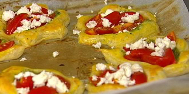 Рецепт тарталеток с помидорами и соусом песто