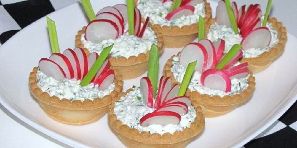 Как приготовить тарталетки с редисом на творожной подушке