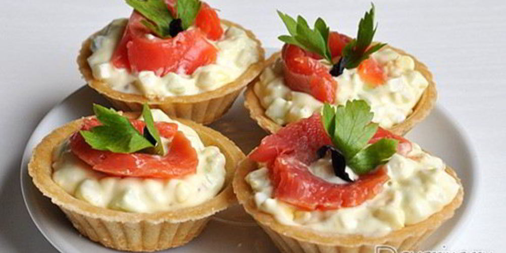 Как приготовить закуску с красной рыбой в тарталетках