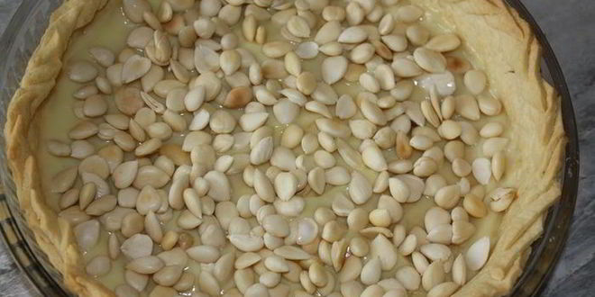 Рецепт грушевого тарта с заварным кремом и абрикосовыми косточками