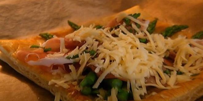 Рецепт тарта со спаржей, ветчиной и пармезаном