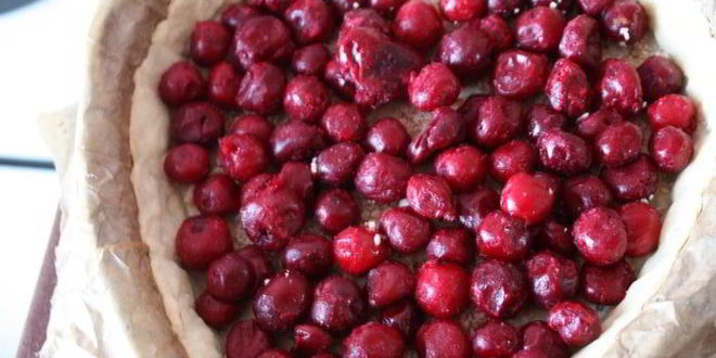 Рецепт вишневого тарта с миндалем