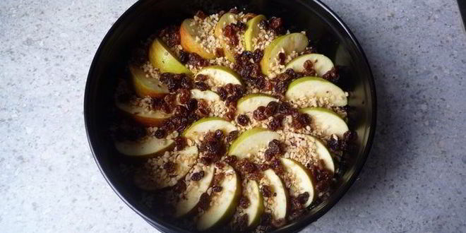 Рецепт яблочного тарта татен с орешками и изюмом