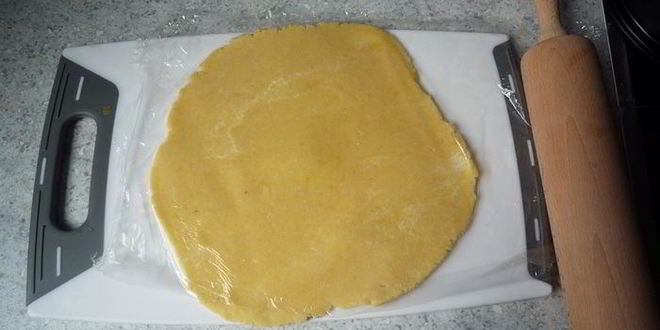 Рецепт яблочного тарта татен с орешками и изюмом