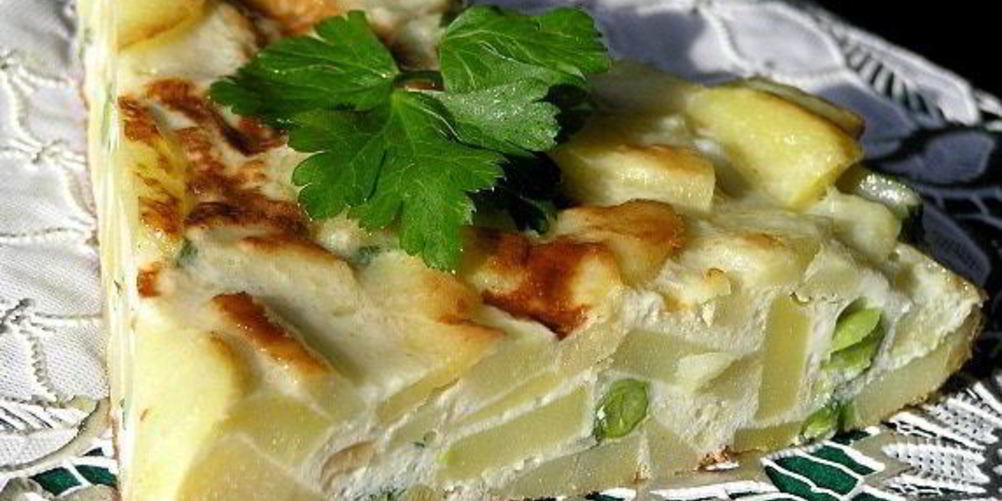 Как приготовить тортилью с луком, чесноком и зеленым горошком