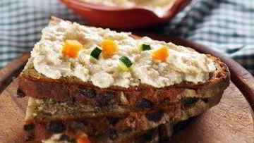 Рецепт Ржаных тостов с паштетом из камамбера и тмина