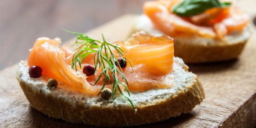 Как приготовить тост с пастой из авокадо и лососем