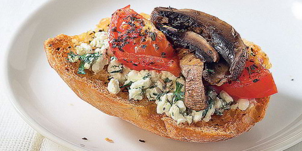 Как приготовить тост с творогом, помидорами и грибами