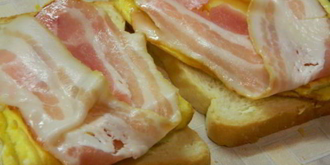 Рецепт тоста с яичницей и беконом