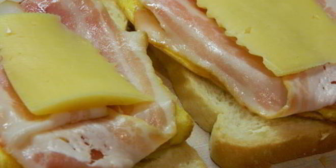 Рецепт тоста с яичницей и беконом