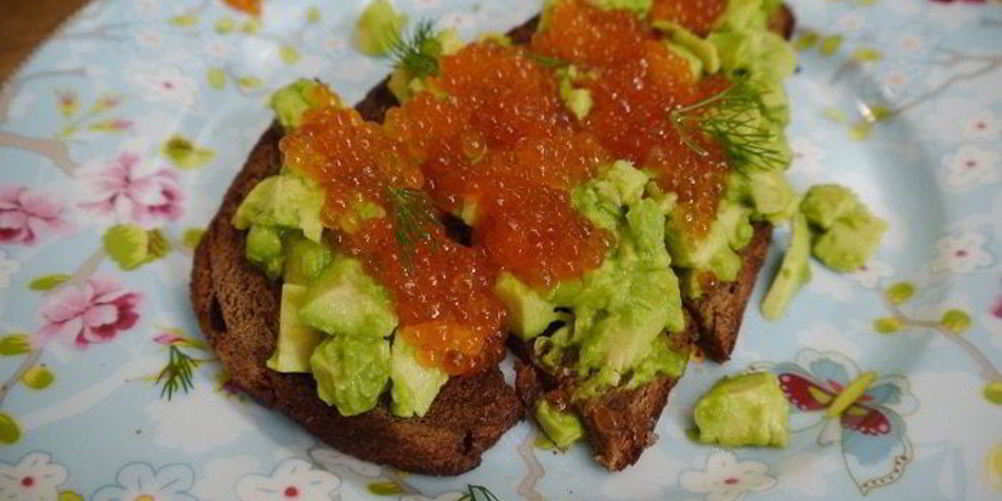 Как приготовить тосты с авокадо и красной икрой