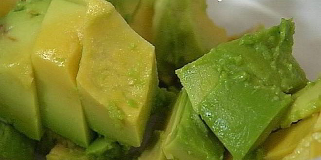 Рецепт тостов с авокадо и красной икрой