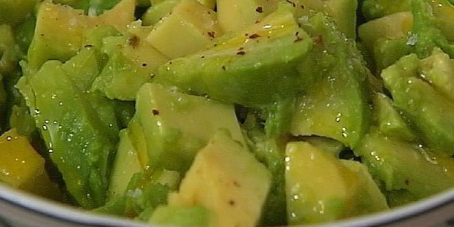 Рецепт тостов с авокадо и красной икрой