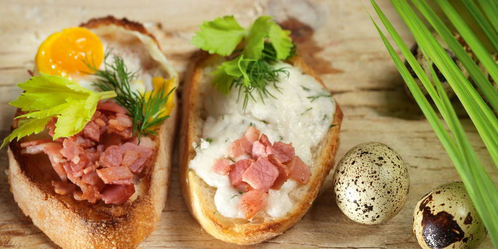 Как приготовить тосты с брынзой, беконом и перепелиными яйцами