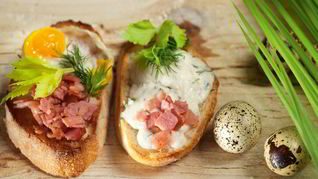 Рецепт Тостов с брынзой, беконом и перепелиными яйцами