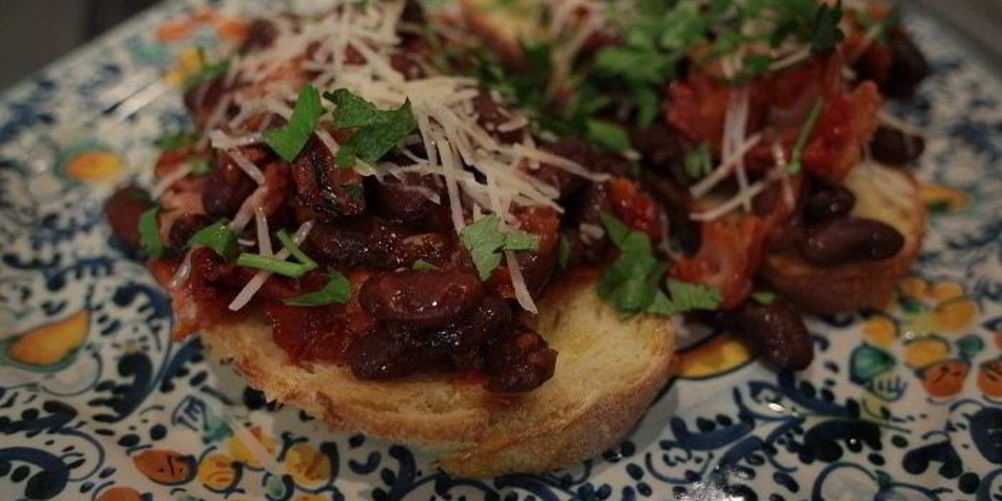 Как приготовить тосты с фасолью, беконом и вялеными помидорами