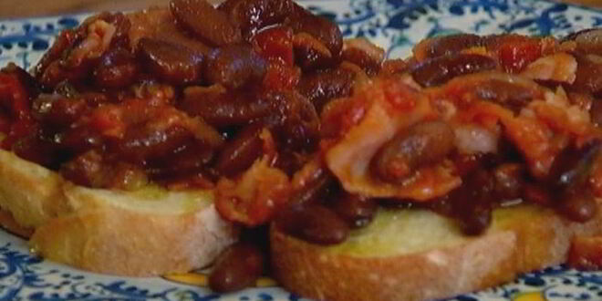 Рецепт тостов с фасолью, беконом и вялеными помидорами