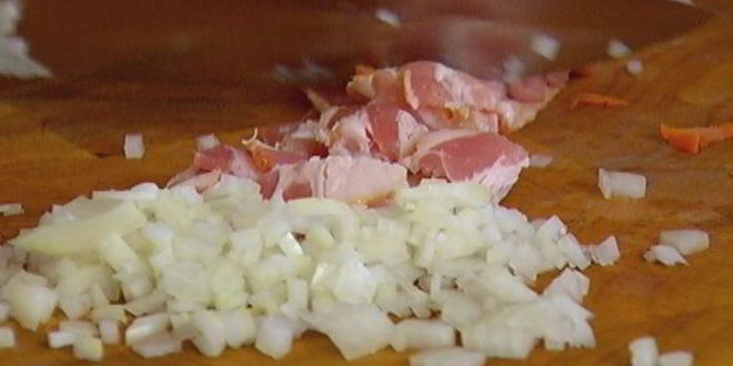 Рецепт тостов с фасолью, беконом и вялеными помидорами