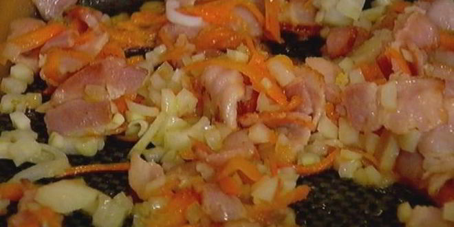 Рецепт тостов с фасолью, беконом и вялеными помидорами