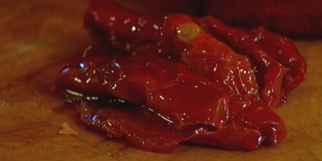 Рецепт тостов с фасолью, беконом и вялеными помидорами