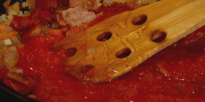 Рецепт тостов с фасолью, беконом и вялеными помидорами