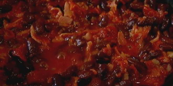 Рецепт тостов с фасолью, беконом и вялеными помидорами