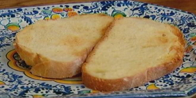 Рецепт тостов с фасолью, беконом и вялеными помидорами