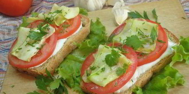 Рецепт тостов с кабачком и томатами