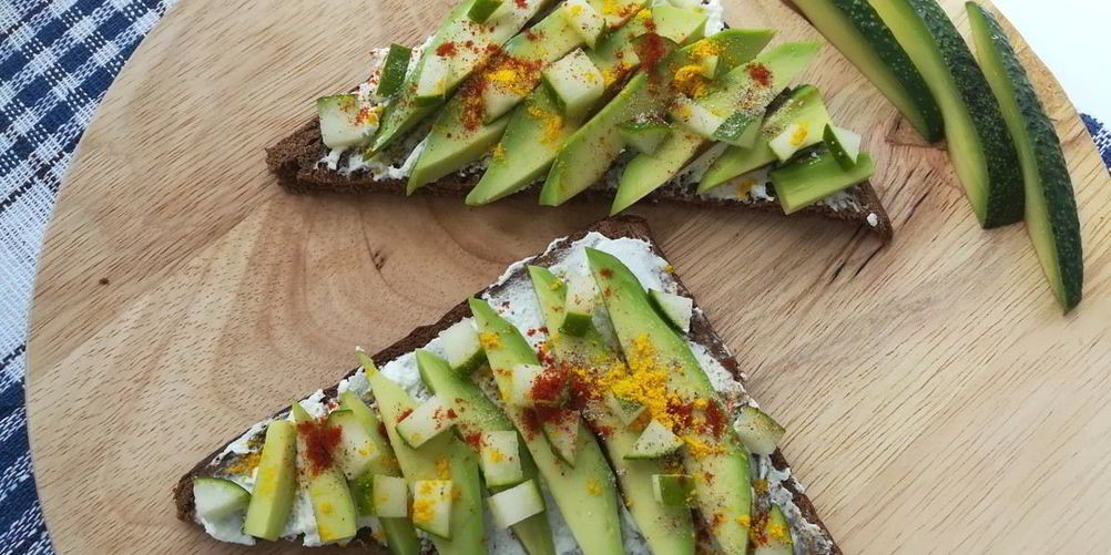 Как приготовить тосты с каймаком и авокадо