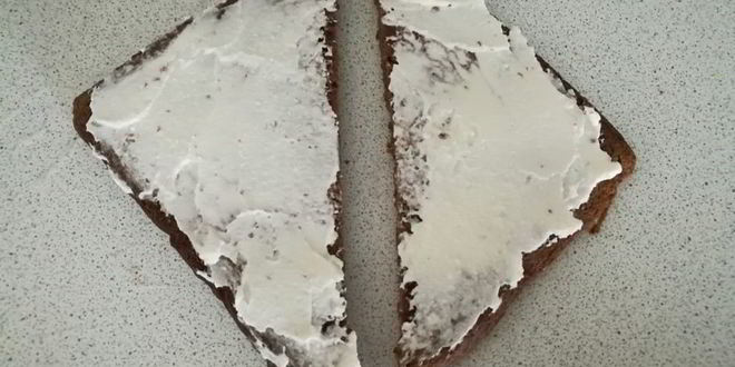 Рецепт тостов с каймаком и авокадо