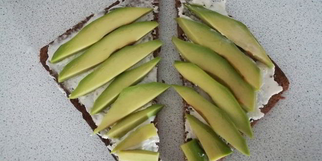 Рецепт тостов с каймаком и авокадо