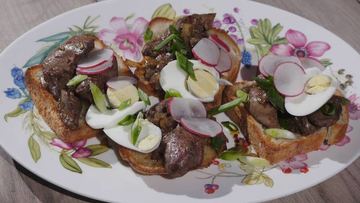 Рецепт Тостов с куриной печенью, редиской и яйцом