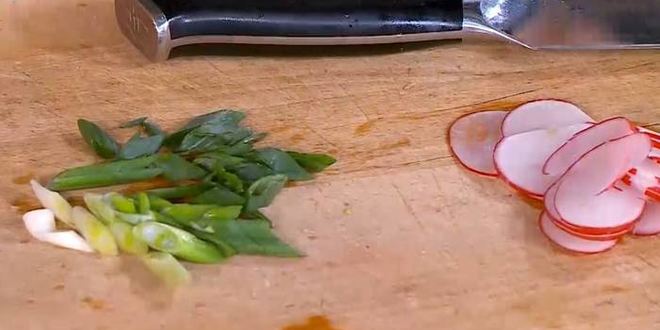 Рецепт тостов с куриной печенью, редиской и яйцом