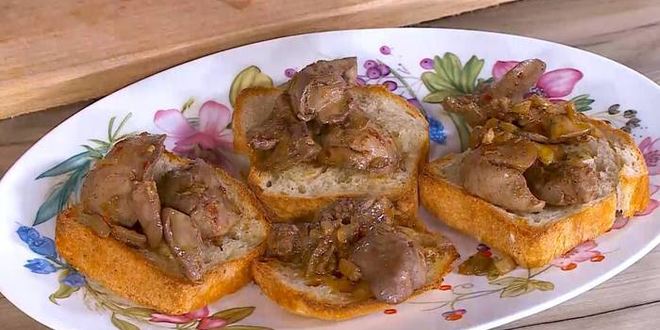 Рецепт тостов с куриной печенью, редиской и яйцом