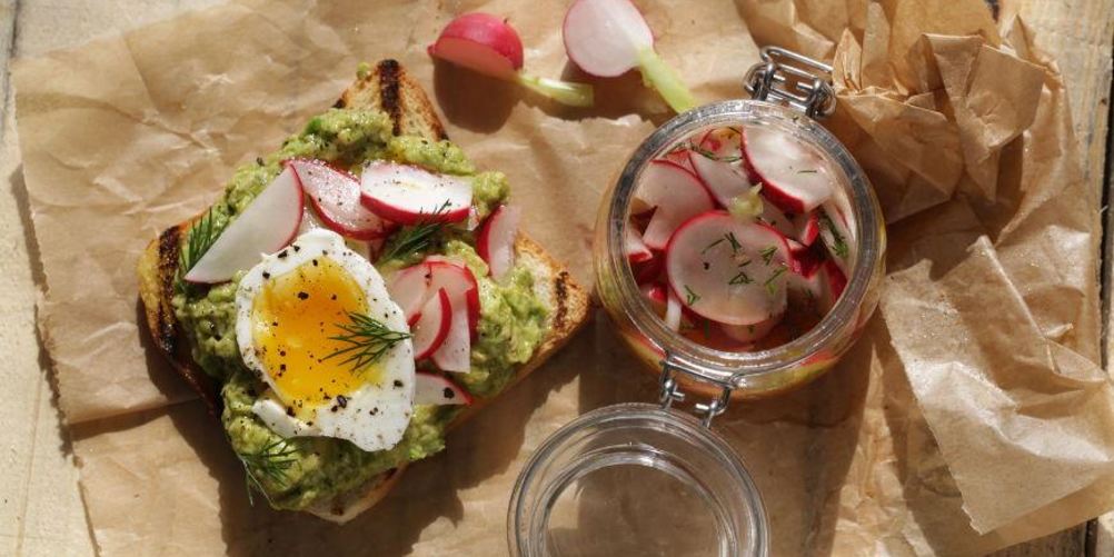 Как приготовить тосты с маринованным редисом, авокадо и яйцами в мешочек