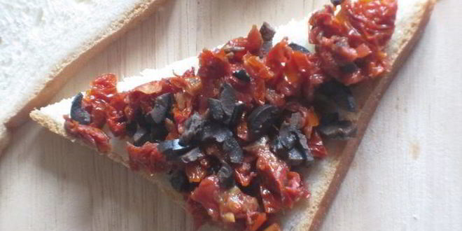 Рецепт тостов с пармезаном, оливками и вялеными помидорами
