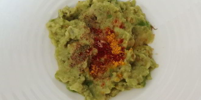 Рецепт тостов с пастой из авокадо, огурцом и редисом