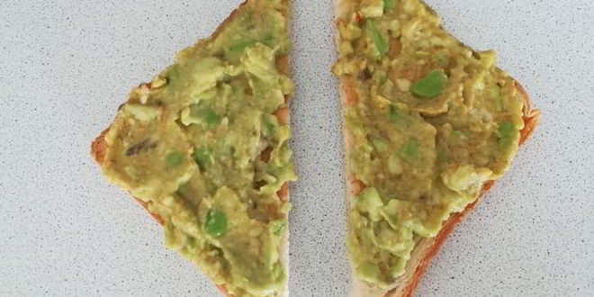 Рецепт тостов с пастой из авокадо, огурцом и редисом