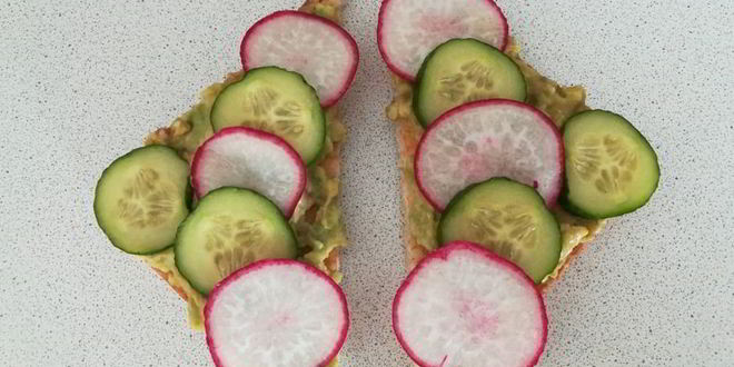 Рецепт тостов с пастой из авокадо, огурцом и редисом