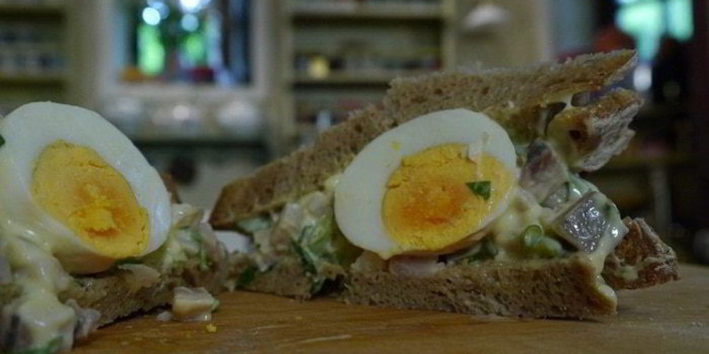Как приготовить тосты с сельдью, яйцом и тархунным майонезом