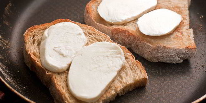 Рецепт тостов с яйцом-пашот и моцареллой