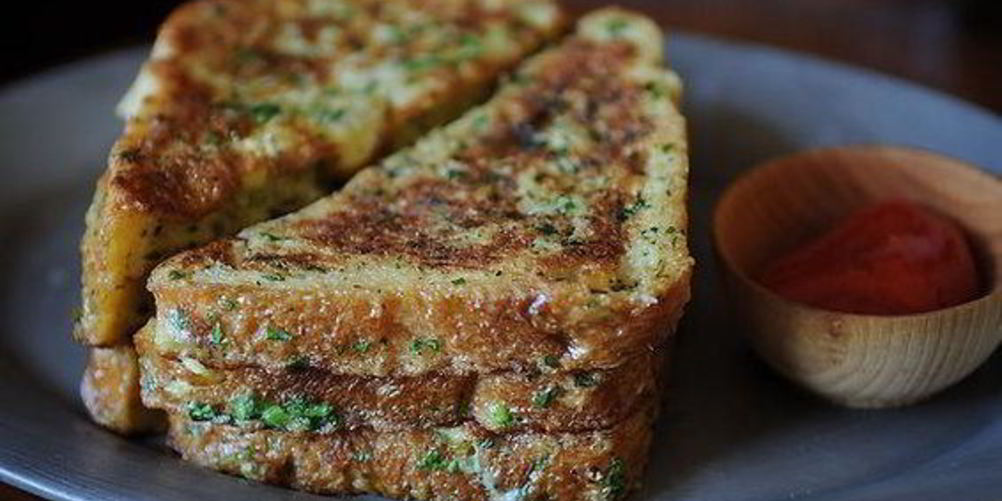 Как приготовить тосты с зеленым луком и кинзой